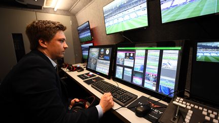 Un technicien vérifie le système d'arbitrage vidéo utilisé lors de la rencontre amicale entre la France et l'Espagne le 28 mars 2017. (FRANCK FIFE / AFP)