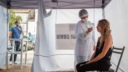 Un test antigénique est réalisé devant une pharmacie à Ribérac, en Dordogne, le 17 septembre 2021. (BURGER / PHANIE / AFP)