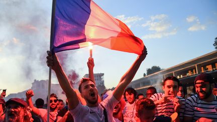 Des supporters de l'équipe de France dans la fan zone de Montpellier (Hérault), le 10 juillet 2018. (SYLVAIN THOMAS / AFP)