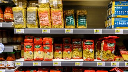 Des pâtes dans un rayon de supermarché, à Angers (Maine-et-Loire), le 2 septembre 2022. (JEAN-MICHEL DELAGE / HANS LUCAS / AFP)