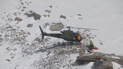 Le sauvetage de l'alpiniste française Elisabeth Revol, le 28 janvier 2018,&nbsp;sur le Nanga Parbat dans la partie pakistanaise de l'Himalaya. (SAYED FAKHAR ABBAS / AFP)