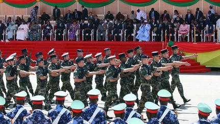 Des soldats fran&ccedil;ais d&eacute;filent &agrave; Bobo Dioulasso (Burkina Faso), le 11 d&eacute;cembre 2010. (AHMED OUOBA / AFP)