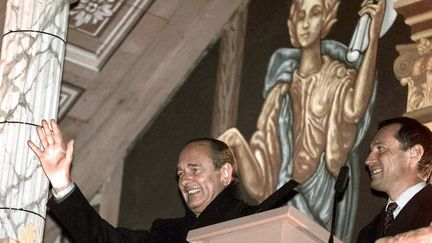 L'ancien président de la République Jacques Chirac, aux côtés de Jean-Marie Bockel, maire de Mulhouse de l'époque, lors des cérémonies commémoratives du bicentenaire du rattachement de Mulhouse. (GERARD CERLES / AFP POOL)