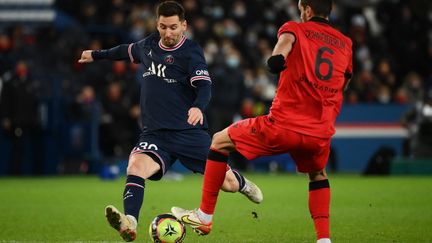 Lionel Messi face à Nice, le 1er décembre 2021 au Parc des Princes. (FRANCK FIFE / AFP)