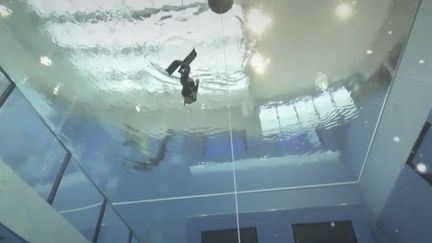 Près de Varsovie (Pologne), une piscine avec une fosse de plus de 45 mètres permet de s'initier, mais aussi de s'entraîner à la plongée.