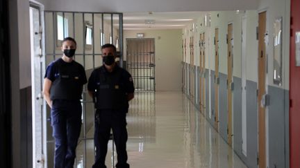 Des surveillants pénitentiaires dans la prison de Domenjod, à Saint-Denis de la Réunion, le 10 mars 2022. (RICHARD BOUHET / AFP)