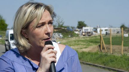 Marine Le Pen en conf&eacute;rence de presse devant un camp de Roms, &agrave; Wissous dans l'Essonne, le 25 avril 2013. ( SIPA)