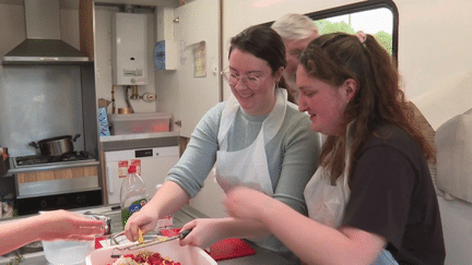 À Rennes (Ille-et-Vilaine), les cours de cuisine sont prodigués à des étudiants, bénéficiaires de la banque alimentaire. Ils apprennent ainsi à faire des petits plats sains et économiques. (France 3)