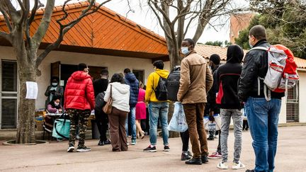 Des étudiants se rendent à une distribution alimentaire organisée par le collectif Entraide Etudiants, à Perpignan (Pyrénées-Orientales), le 27 mars 2021. (JC MILHET / HANS LUCAS / AFP)