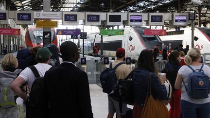 Des passagers attendent en gare de Lyon, à Paris, le 6 juillet 2022. (GEOFFROY VAN DER HASSELT / AFP)