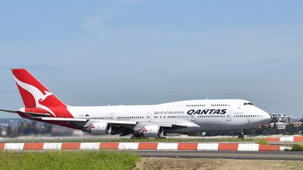 Décollage d'un avion de la compagnie Qantas à l'aéroport de Sydney le 19 mars 2020. (SAEED KHAN / AFP)