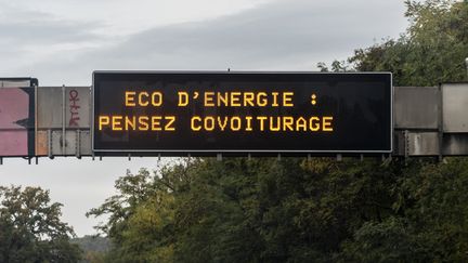 Une annonce pour le covoiturage sur une route en France en octobre 2022 (MAGALI COHEN / HANS LUCAS)