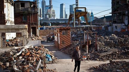 Dans les grandes villes comme Shanghai ou Pékin, un nouveau problème est train d’apparaître avec la destruction de quartiers entiers où logent les migrants. En principe, il s’agit d’opérations immobilières destinées notamment à leur fournir des logements. Mais ces logements sont trop chers pour eux. Les migrants se retrouvent alors sans toit.
 
En cinq ans, dans la capitale, plus des deux tiers de ces quartiers ont été détruits, alors que  Pékin compte 3,4 millions de ces travailleurs. (REUTERS/Aly Song)