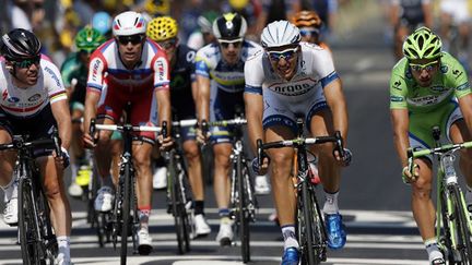 Marcel Kittel, en blanc au centre, a devancé Mark Cavendish (gauche) et Peter Sagan (droite) (JEFF PACHOUD / AFP)