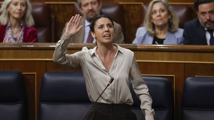 La ministre de l'Égalité espagnole, Irene Montero, s'est félicitée de l'adoption d'une loi créant un congé menstruel pour les femmes, au Parlement, à Madrid, le 22 décembre 2022. (J C HIDALGO / EFE)