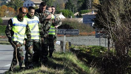 Des gendarmes participent aux recherches entreprises le 12 novembre 2012 &agrave; Barjac (Gard) pour retrouver Chlo&eacute; Rodriguez, une adolescente de 15 ans. (BORIS HORVAT / AFP)