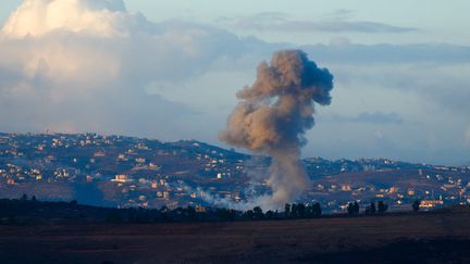 Un nuage de fumée s'élève après l'impact d'une frappe israélienne sur Adshit, près de la frontière entre le Liban et Israël, le 23 septembre 2024. (AMMAR AMMAR / AFP)