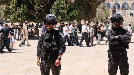 Deux membres des forces de l'ordre israéliennes devant l'esplanade des Mosquées à Jérusalem-Est, le 18 juillet 2021. (AHMAD GHARABLI / AFP)