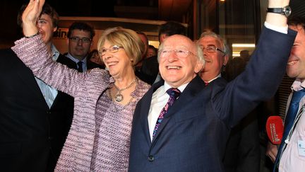 Michael D. Higgins, nouveau pr&eacute;sident irlandais, c&eacute;l&egrave;bre sa victoire avec son &eacute;pouse Sabina Coyle &agrave; Dublin (Irlande), le 28 octobre 2011 au soir. (PETER MUHLY / AFP)