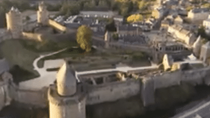 Fenêtre sur la forteresse médiévale de Fougères