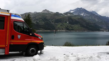 Un terrible orage de grêle a obligé les organisateur du&nbsp;Tour de France a stopper la 19e étape à 30 kilomètres de l'arrivée, vendredi 26 juillet.&nbsp; (JEFF PACHOUD / AFP)