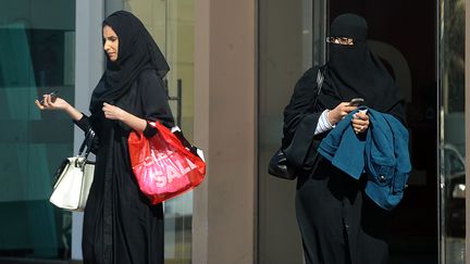 Des femmes saoudiennes font du shopping &agrave; Riyad (Arabie saoudite), le 12 janvier 2013. (FAYEZ NURELDINE / AFP)