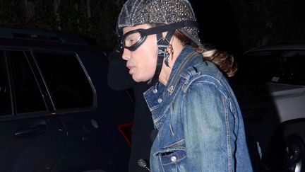 Lorsqu'il s'appr&ecirc;te &agrave; enfourcher sa grosse moto, Steven Tyler (Aerosmith) enfile un casque qui lui donne des faux airs de cr&eacute;ature de Frankenstein. #scary (WENN / SIPA)