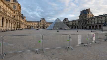 Le musée du Louvre, fermé au public, le 9 novembre 2020 (SANDRINE MARTY / HANS LUCAS)