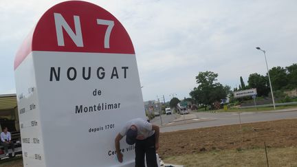 Une borne kilométrique géante à l'entrée de Montélimar (Drôme). Photo d'illustration. (JOEL AUDRAN / MAXPPP)