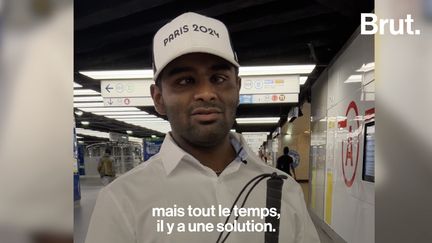 Prendre les transports en commun, cela peut parfois être une vraie galère pour les personnes atteintes de déficience visuelle. Pour Viknesh Anbarasan, malvoyant depuis ses 4 ans et demi, un simple trajet peut parfois devenir un long périple. Brut a passé une journée avec lui dans les transports parisiens.