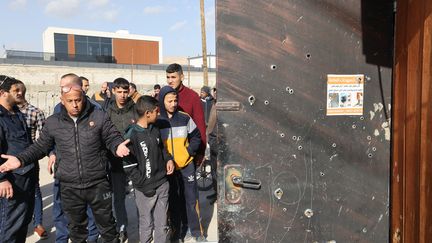 Des personnes se rassemblent après un raid des forces israéliennes dans un bureau où, selon elles, des militants palestiniens se cachaient à Jéricho, en Cisjordanie occupée, le 6 février 2023. (AHMAD GHARABLI / AFP)