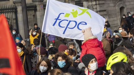 Un drapeau de la Fédération des conseils de parents d’élèves (FCPE) lors d'une manifestation à Paris, le 13 janvier 2022. (VINCENT ISORE / MAXPPP)