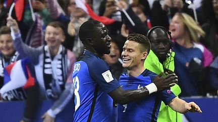 Kevin Gameiro (à droite) félicité par Moussa Sissoko (à gauche) lors de France-Bulgarie, le 7 octobre au Stade de France.&nbsp; (FRANCK FIFE / AFP)