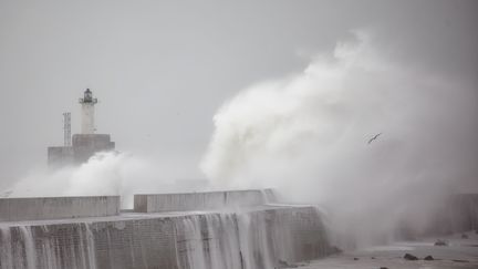 Des vagues sur la jetée de Boulogne-sur-mer (Pas-de-Calais), le 31 mars 2023. (JOHAN BEN AZZOUZ / MAXPPP)