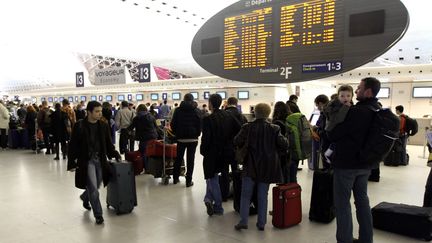 Des passagers attendent &agrave; l'a&eacute;roport Roissy-Charles de Gaulle (Oise), le 28 octobre 2011. (AUBOIROUX / AFP)