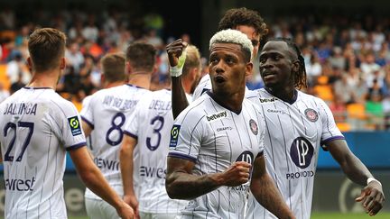 Les Toulousains célèbrent leur premier but contre Troyes, au stade de l'Aube, le 14 août 2022, lors de la deuxième journée de Ligue 1. (FRANCOIS NASCIMBENI / AFP)