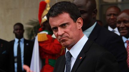 Le Premier ministre Manuel Valls est accueilli à Abidjan en Côte d'Ivoire par le Premier ministre&nbsp;Daniel Kablan Duncan, le 20 octobre 2016. (CYRILLE BAH / ANADOLU AGENCY/AFP)