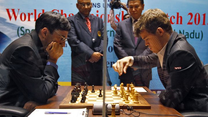 L'Indien Viswanathan Anand (&agrave; g.) affronte le Norv&eacute;gien&nbsp;Magnus Carlsen (&agrave; d.) aux championnats du monde d'&eacute;checs, le 9 novembre 2013. ( REUTERS)