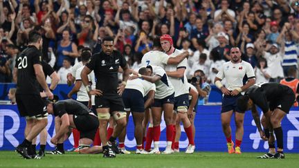 La joie des Français et de leurs supporters, qui infligent aux All Blacks la première défaite de leur histoire en poules en Coupe du monde. (MARTIN BUREAU / AFP)