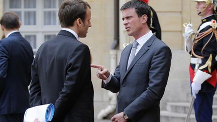 &nbsp; (Emmanuel Macron et Manuel Valls en mai © REUTERS/Charles Platiau)