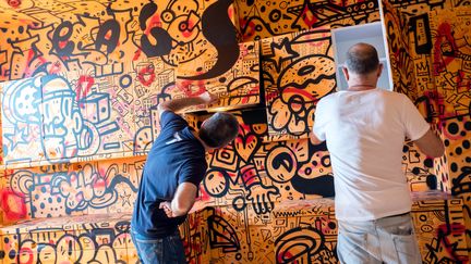 Des jeunes préparent une exposition de street art à la Maison des Arts et Métiers à Paris en juillet 2016 (photo d'illustration)&nbsp; (BRUNO LEVESQUE / MAXPPP)