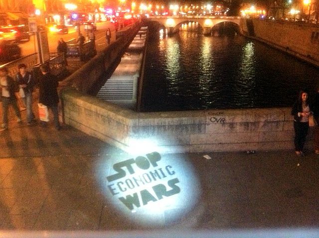 Au bord de la Seine, projection lumineuse à partir du bus : "stop economic wars" (AB)