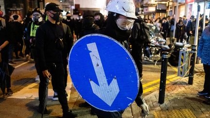 Un manifestant lors de la grande marche pro-démocratie à Hong Kong le 1er janvier 2020. (MARTIN BERTRAND / HANS LUCAS / AFP)