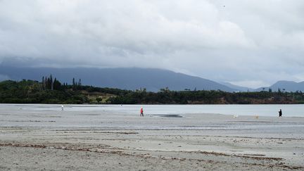 Des personnes marchent sur une plage de Nouvelle-Calédonie, le 7 septembre 2021. (THEO ROUBY / AFP)