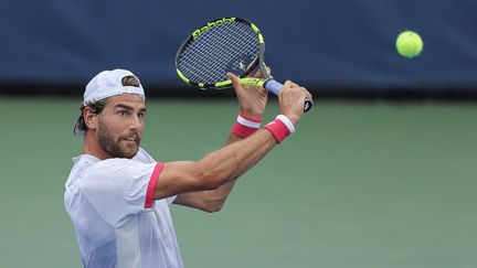 Maxime Cressy à la volée lors du premier tour de l'US Open contre Jozef Kovalik.