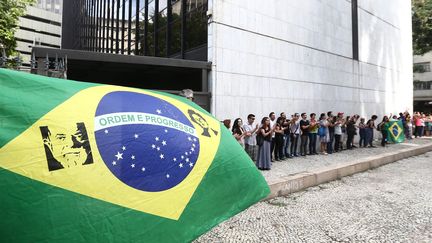 Artistes et activistes protestent contre la suppression du ministère de la Culture, le 16 mai, en occupant le "Capanema Palace", siège du ministère à Rio. 
 (WILTON JUNIOR / ESTADAO CONTEUDO / Agência Estado)