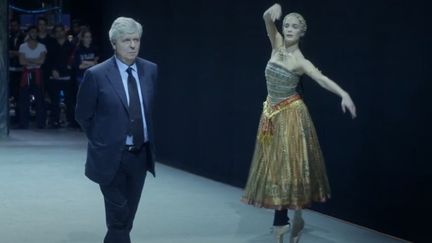 Stéphane Lissner dans les coulisses de l'Opéra. Capture d'écran du documentaire "L'opéra", réalisé par Jean-Stéphane Bron et disponible sur le site internet de L'Opéra de Paris&nbsp; (JEAN-STEPHANE BRON / OPERA DE PARIS)