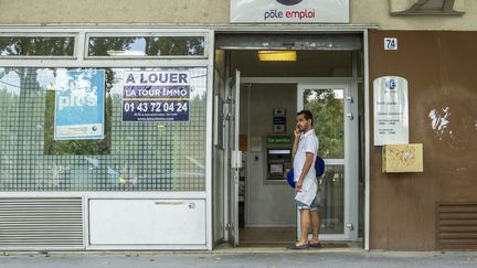 Un homme patiente au t&eacute;l&eacute;phone devant une agence P&ocirc;le emploi de Paris, le 25 juillet 2013. (MAXPPP)