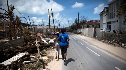 Des sinistrés dans les rues de Grand-Case à&nbsp;Saint-Martin, le 11 septembre 2017.&nbsp; (MARTIN BUREAU / AFP)