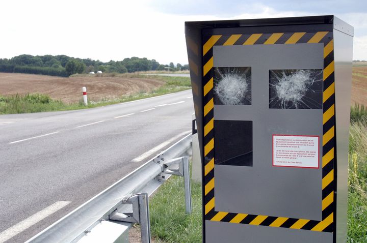 Parmi les m&eacute;thodes de vandalisme r&eacute;pertori&eacute;es, on compte aussi le bris de glace gr&acirc;ce au marteau ou au fusil.&nbsp; (MAXPPP)